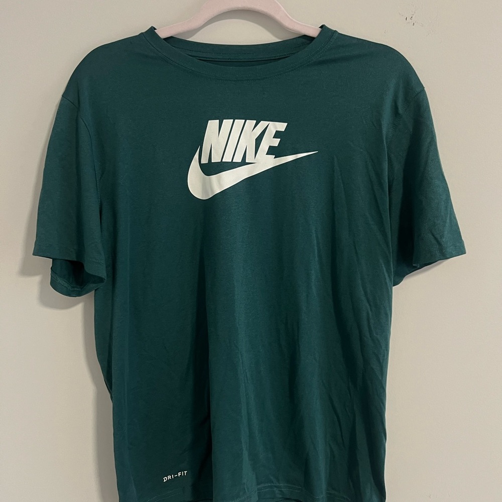 NIKE t-shirt green size large